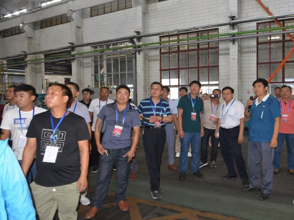 社会公众在bevictor伟德官网集团科普基地生产车间旅行学习